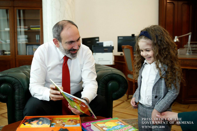 Mary Sahakyan (4 ans) rêvait de rencontrer Nikol Pachinian pour faire quelques photos, son rêve s’est réalisé
