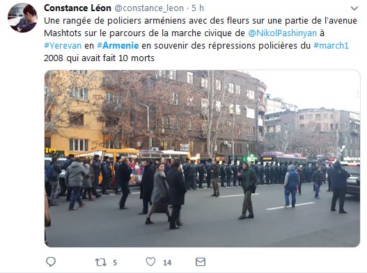 Une rangée de policiers arméniens avec des fleurs sur une partie de l&rsquo;avenue Mashtots sur le parcours de la marche civique