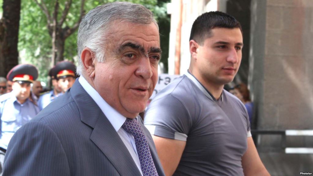Le frère inculpé de Serge Sarkissian autorisé à quitter le territoire