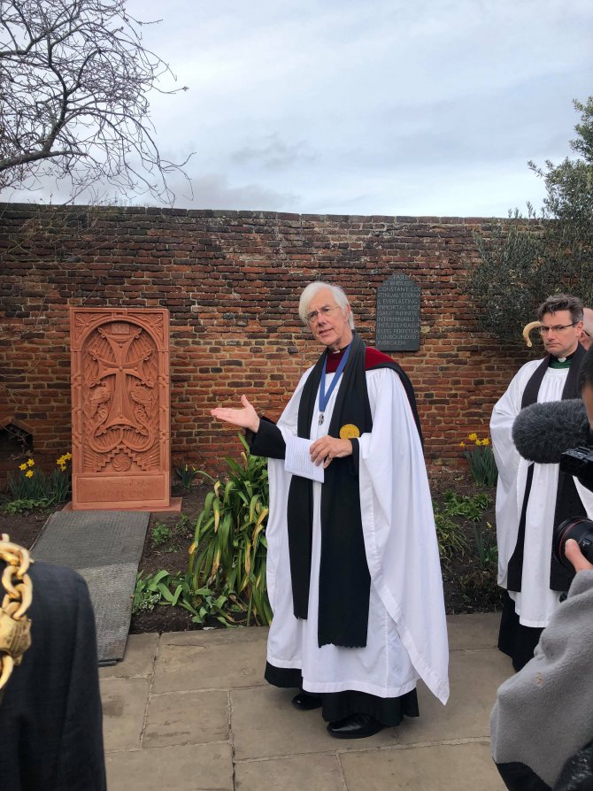 Un khatchkar inauguré au pied de la cathédrale de Canterbury