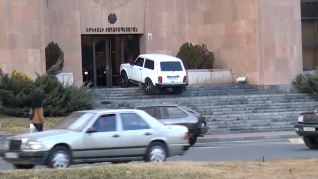 L’homme en colère tente d’incendier sa voiture sur les marches de la mairie d’Erévan