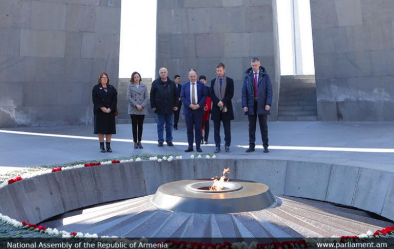 La 2ème vice-présidente du Parlement suédois la députée Lotta Johnson Fornave au mémorial du génocide des Arméniens à Erévan