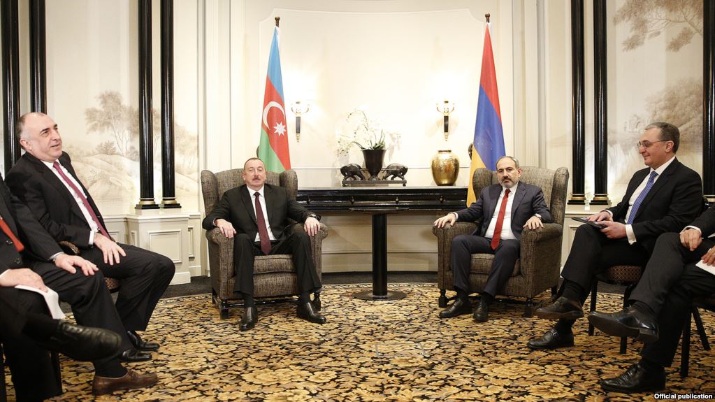 La réunion entre l&rsquo;Arménie et l&rsquo;Azerbaïdjan qualifiée de « positive »