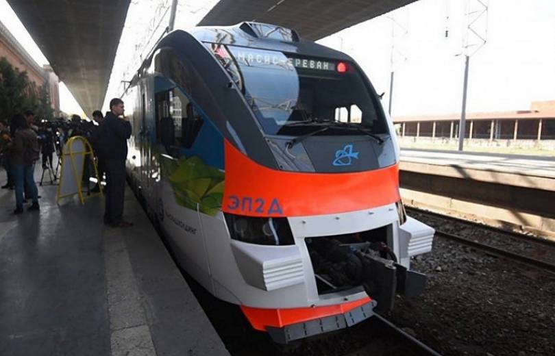 Nikol Pachinian a relié Erévan à Gumri par le train rapide et moderne