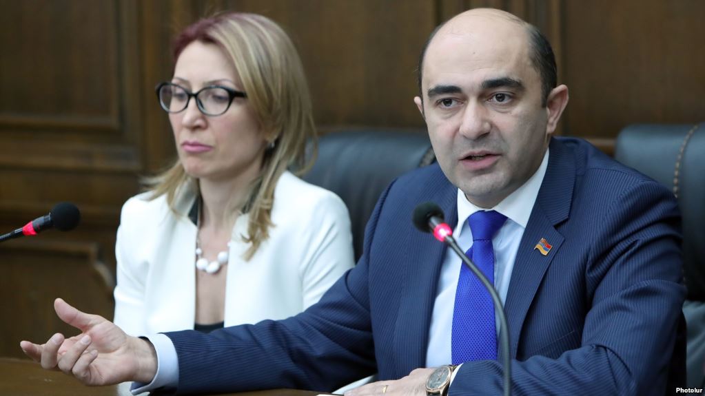 L’opposition questionne Pachinian sur la répression des fake news