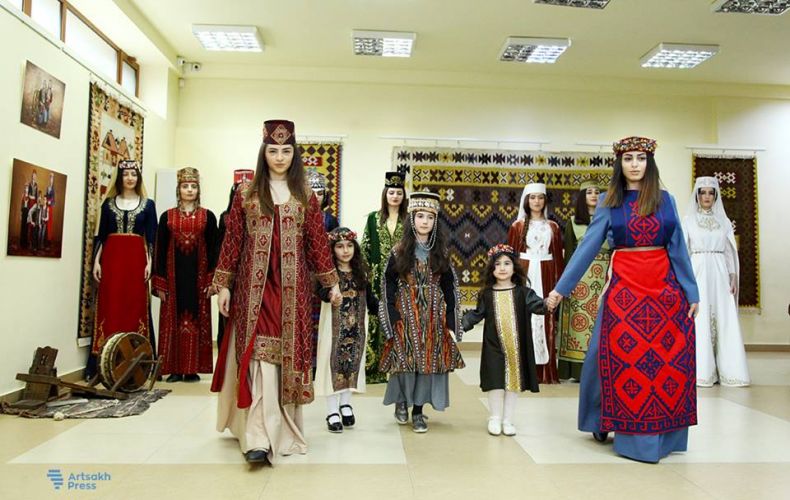 Exposition à Stepanakert des costumes traditionnels arméniens réalisés par le Centre culture « Teryan » ainsi que les tapis de « Karabagh carpet »