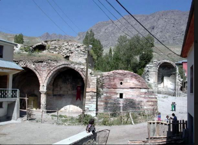 Le monastère arménien de Varakavank à Van est en ruine et une mosquée y fut construite…
