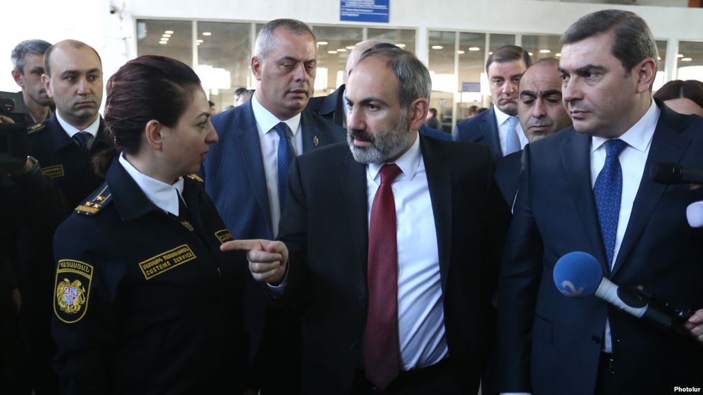 Incident avec les douaniers : Pachinian maintient sa position