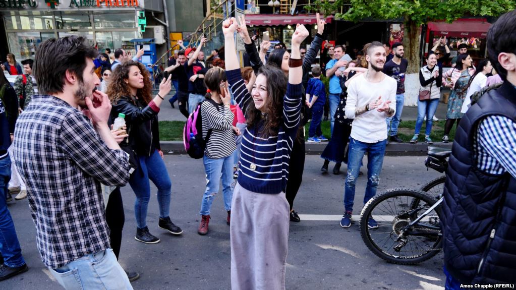 Un an après la démission de Sarkissian : un proche de Pachinian félicite le peuple