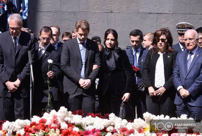 Nicolas Aznavour rend hommage aux victimes du Génocide Arménien à Tsitsernakaberd