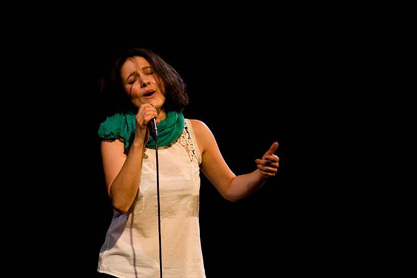 Venue en France d’Alina Manoukian pour un concert sur la Péniche Anako