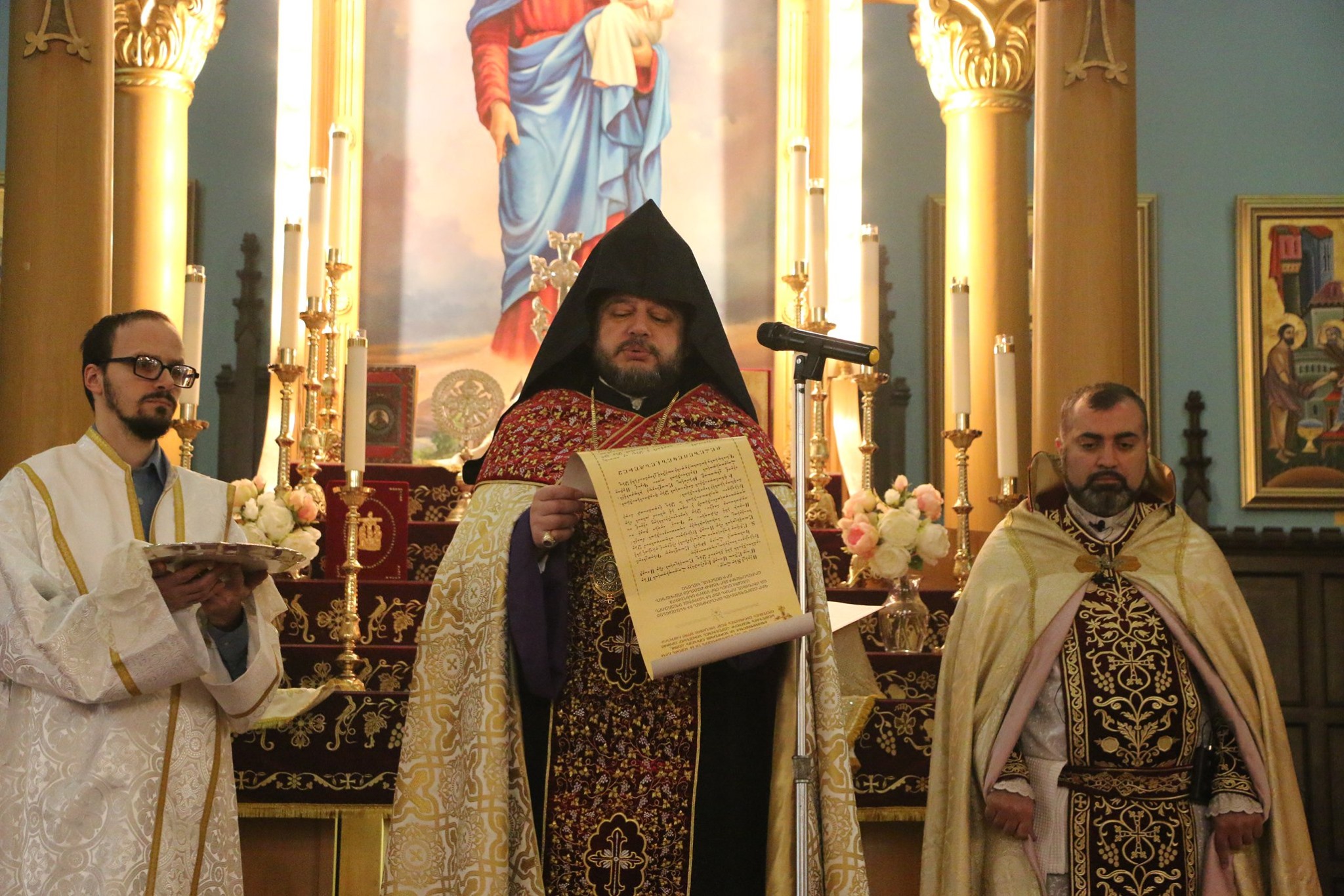 Le Père David Margaryan de la Cathédrale arménienne St. Grégoire l’Illuminateur de Montréal (Canada) reçoit le privilège de porter la Croix Pectorale par la bénédiction pontificale de Sa Sainteté Karékine II