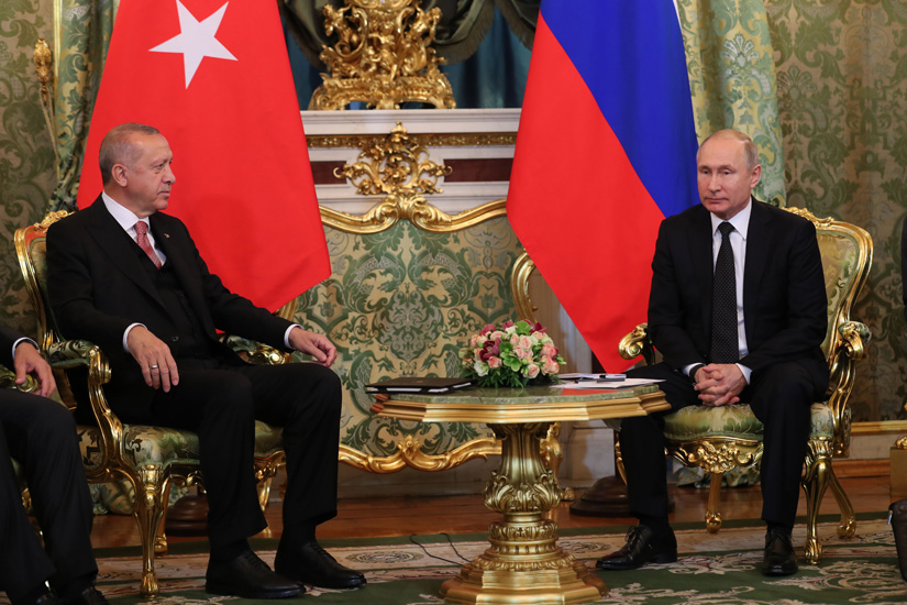 Erdogan s&rsquo;en prend au régime syrien auprès de Poutine