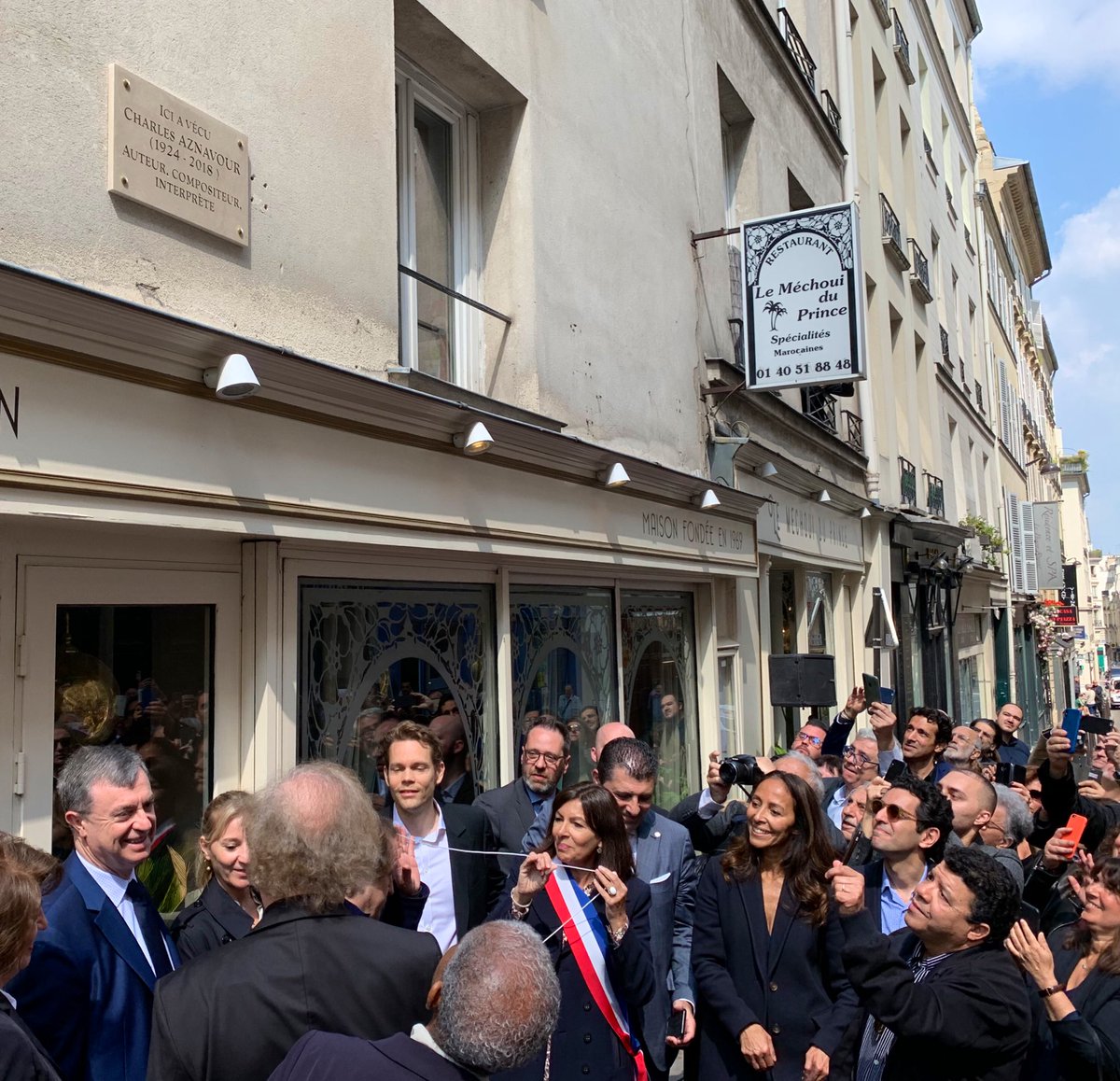 Une plaque en hommage à Charles Aznavour dévoilée rue Monsieur le Prince