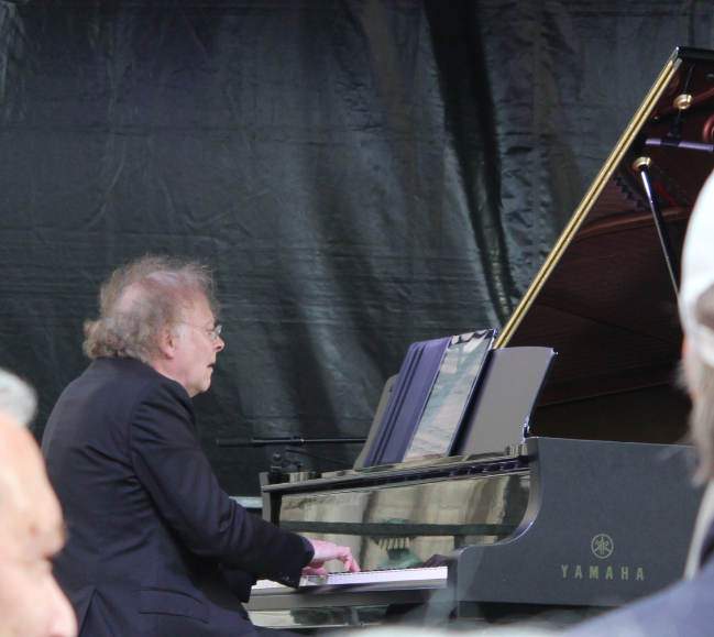 Concert sur le parvis de l&rsquo;hôtel de ville, jusqu&rsquo;à la tombée du jour, un air à la main
