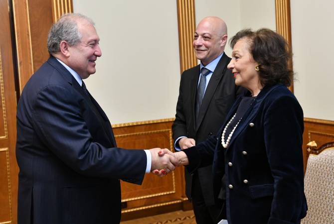 La chanteuse Rosy Armen reçue et félicitée par le président arménien Armen Sarkissian