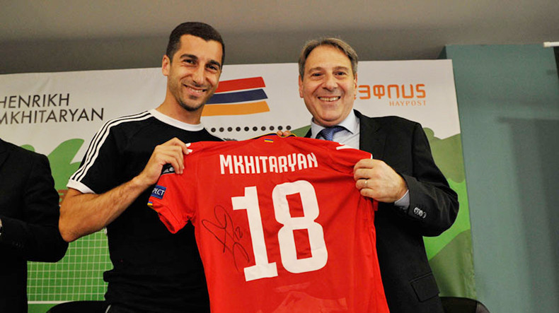 Henrikh Mkhitaryan était présent à Erévan à la sortie d’un timbre-poste de l’Arménie qui lui est dédié