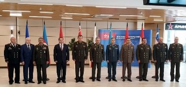 Le ministre azéri de la Défense, Zakir Hasanov a eu peu de se placer près de son homologue arménien lors d’une réunion de la CEI