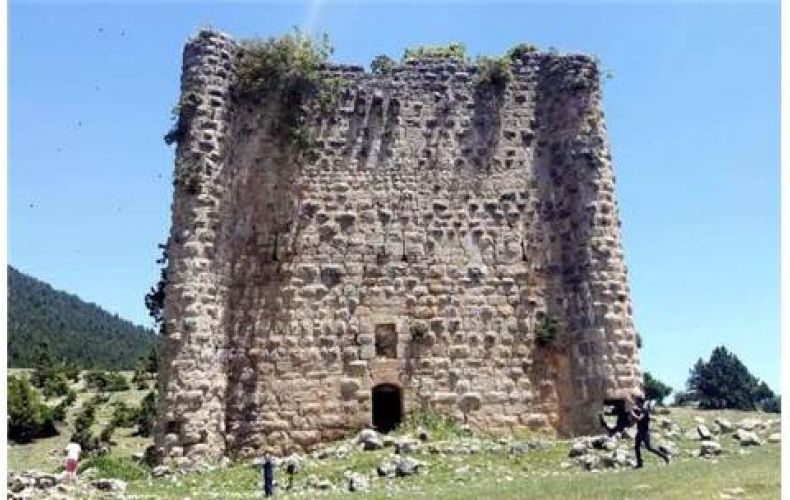 En Cilicie arménienne dans l’actuelle région de Mersine, le château du roi arménien Oshin est menacé de disparition