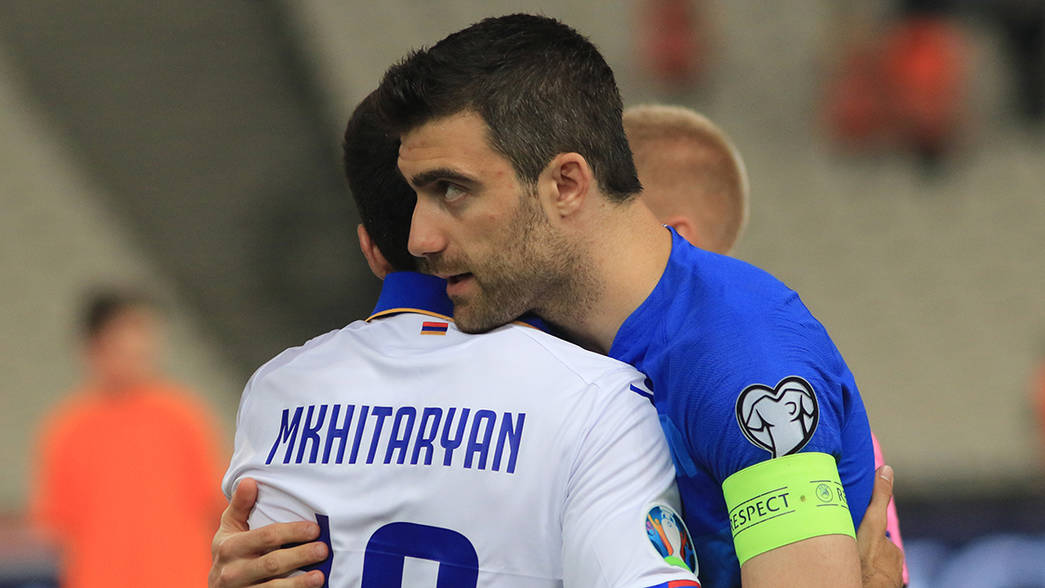 Arsenal publie l’image de l’accolade entre Mkhitaryan et Sokratis les deux internationaux du club londonien lors du match Grèce-Arménie (2-3) mardi soir à Athènes