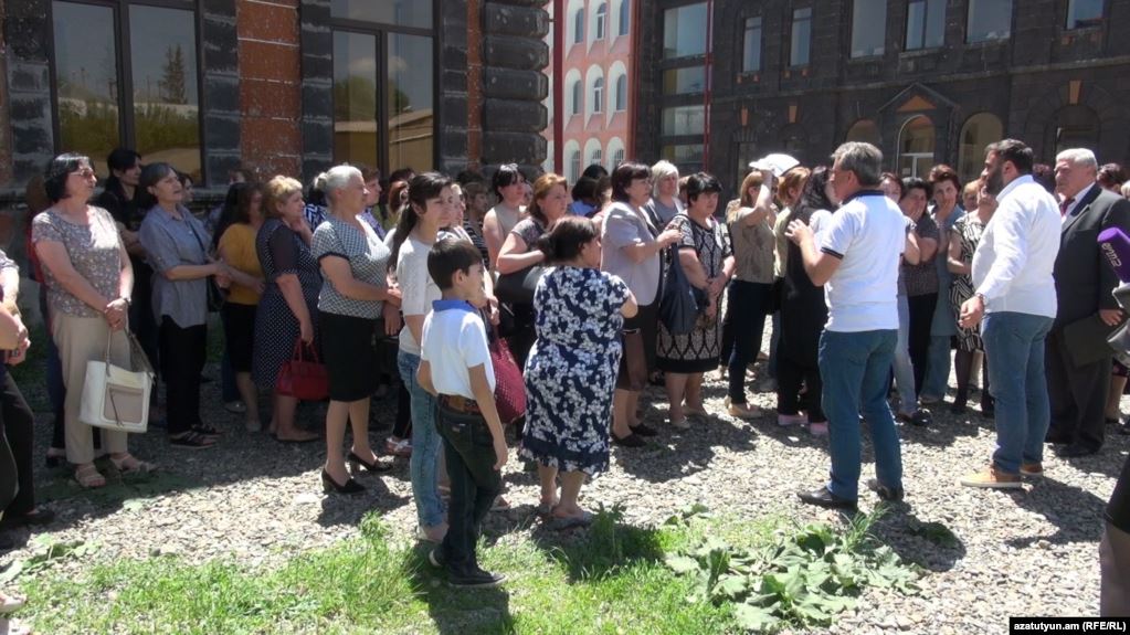 Une usine inspectée après des manifestations de travailleurs
