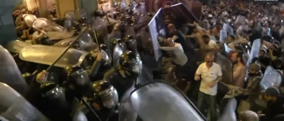 Des milliers de manifestants s’en prennent au Parlement contre la présence d’un Russe