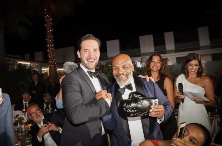 Le boxeur légendaire Mike Tyson a offert à Alexis Ohanyan des gants de boxe pour son père