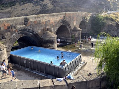 La piscine placée près d’un ancien pont à Ochakan (Arménie) doit être démontée