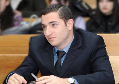 Mkhitar Hayrapetyan l’ex-ministre de la Diaspora très ému à la vision de l’école arménienne Melkonian de Nicosie (Chypre) fermée depuis quinze ans