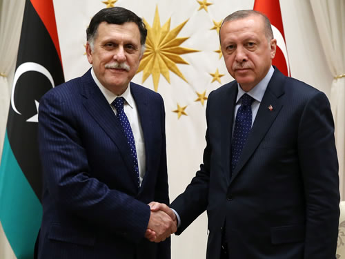 Erdogan rencontre Sarraj et exhorte Haftar à cesser son offensive