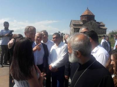 Donald Tusk le président du Conseil européen en Arménie visite le monastère de Sevanavank