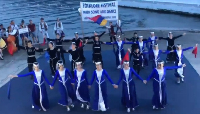 Au Monténégro lors d’un festival folklorique des Azéris tentent en vain de perturber une troupe de danses folkloriques d’Arménie…qui redoubla de dynamisme face à cette agression
