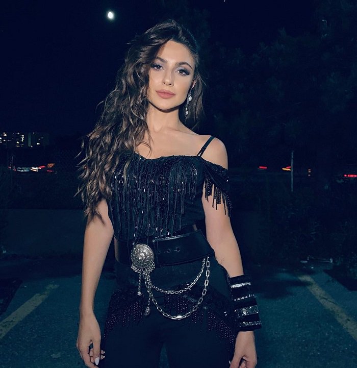 La chanteuse Sirusho porte sur elle…l’Arménie