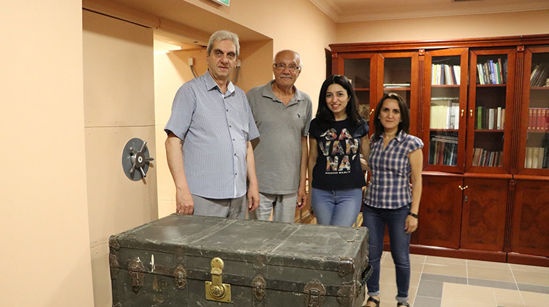 Les archives des œuvres de l’écrivain Kostan Zarian (1885-1969) remises par sa famille au Maténadaran d’Erévan