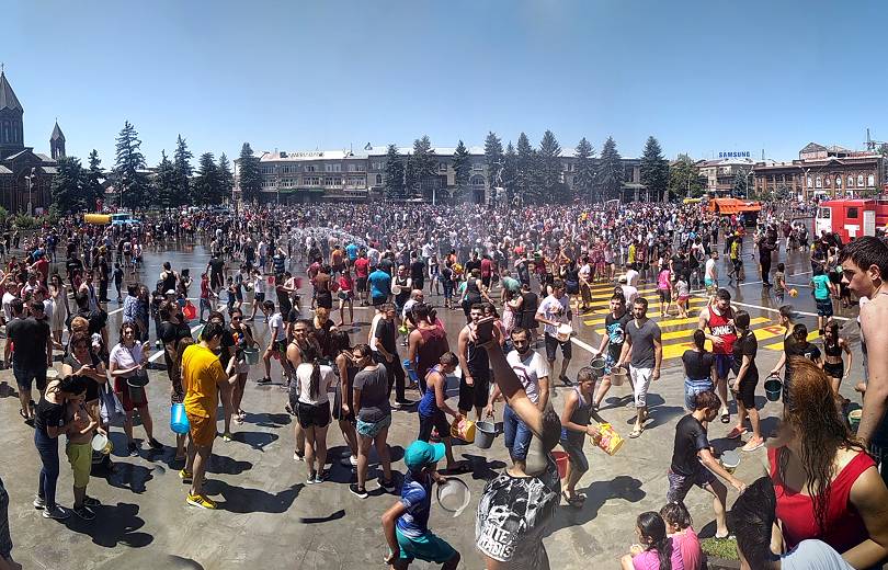 L’Arménie et l’Artsakh ont fêté le Vardavar la fête de l’eau et Gumri avec 5 000 personnes sur la place centrale a battu le record…