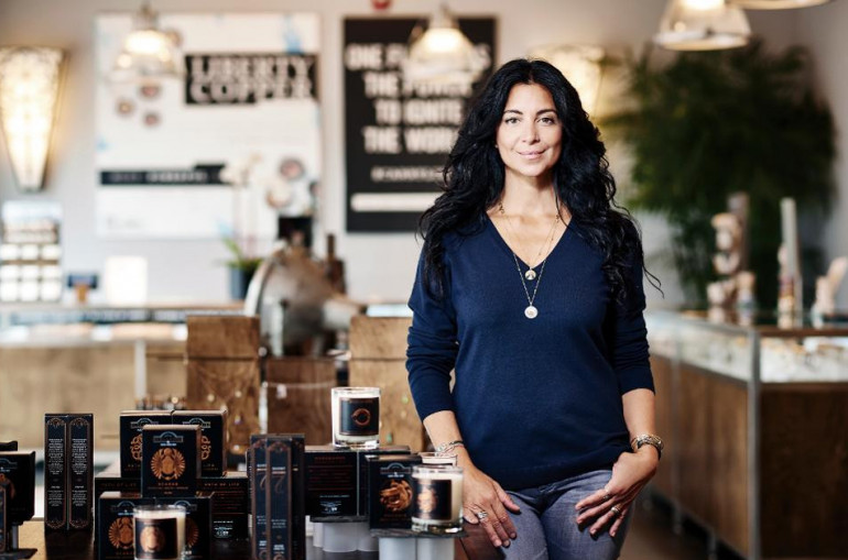 L’arméno-américaine Carolyn Rafaelian propriétaire des boutiques de bijoux « Alex and Ani » demande 1,1 milliard de dollars à Bank of Amercia