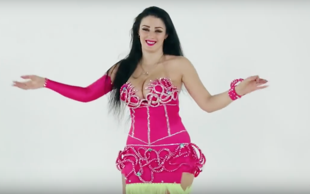 L’Arménienne Dzovinar Grigoryan appelée Safinaz, la danseuse du ventre connue en Egypte est menacée pour sa tenue vestimentaire