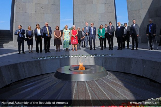 Le Président du Parlement de Suède, Andreas Norlén s’est rendu avec une délégation suédoise au mémorial du génocide des Arméniens à Erévan