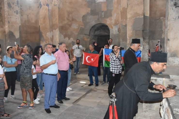Des négationnistes et provocateurs Azéris se prétendent héritiers de l’église arménienne Sainte-Croix d’Akhtamar