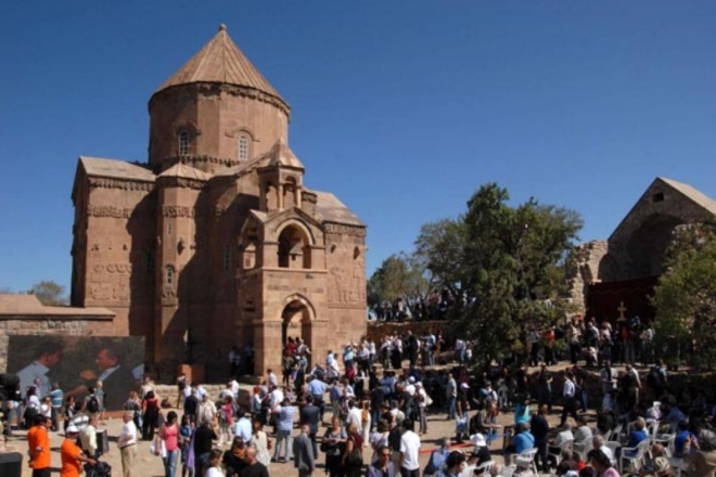 Demain dimanche 8 septembre la messe arménienne annuelle sera célébrée à l’église Sainte-Croix d’Akhtamar sur le lac de Van