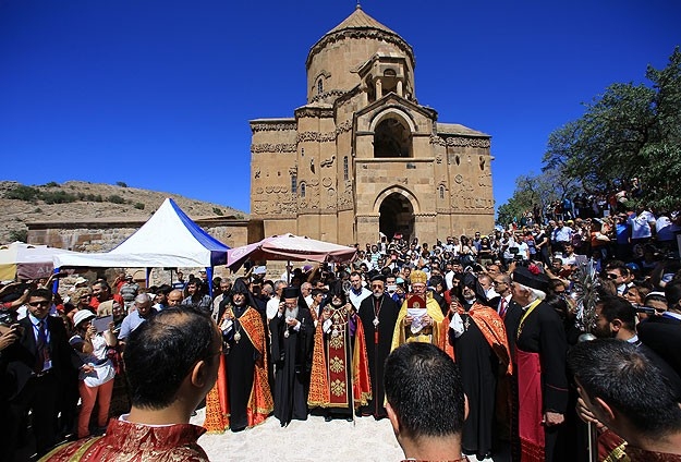 L’île du lac de Van a accueilli des centaines de fidèles pour la messe arménienne à l’église Sainte-Croix d’Akhtamar