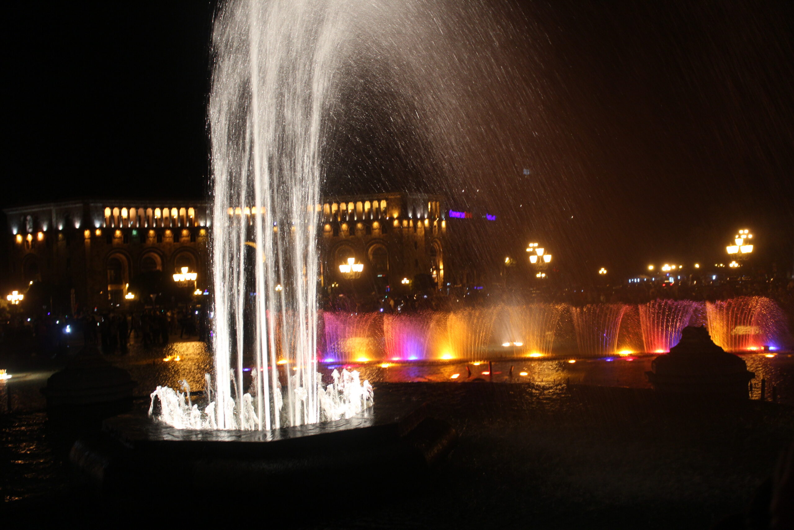La fontaine musicale de la Place de la République à Erévan fonctionnera désormais en régime d’automne de 20h00 à 22h00