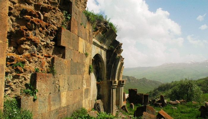 Le monastère d’Arates datant du Moyen-âge est en ruine dans la région de Vayots Dzor (Arménie)