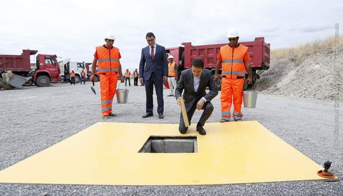 Un pont de 252 mètres sur la rivière Hrazdan et une route de 2,7 km de 4 à 6 voies sera construite par une société espagnole