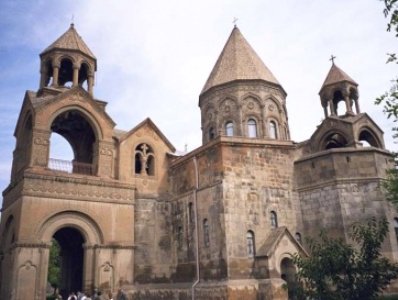 A Etchmiadzine, le domicile du père Samvel K. visité par un inconnu qui s’en va avec une belle somme d’argent…