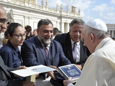 Les fondateurs du Prix Aurora reçus au Vatican par le Pape François