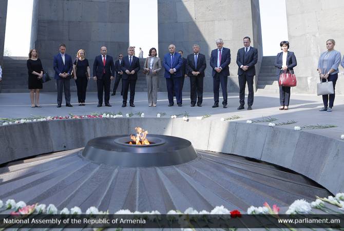 La président du Parlement (Seimas) de Lituanie, Victoras Pranckietis s’est rendu au mémorial du génocide des Arméniens à Erévan