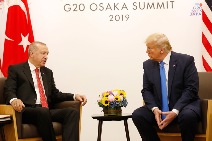 Trump dit vouloir laisser Turcs et Kurdes « résoudre la situation »