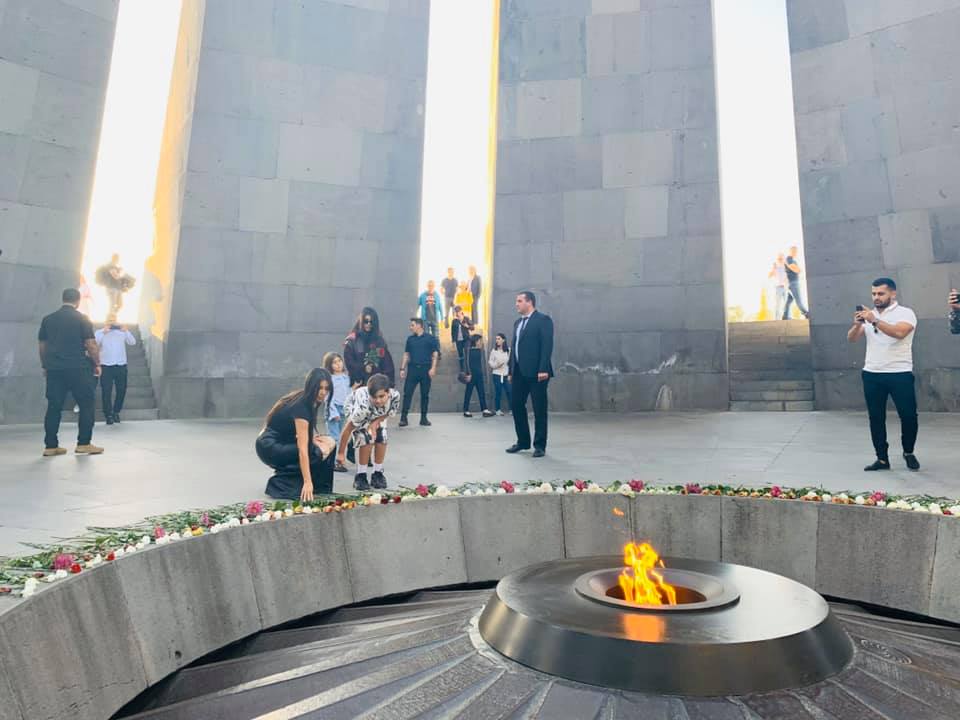 Kim et Kourtney Kardashian se sont recueillies au mémorial du génocide des Arméniens à Erévan