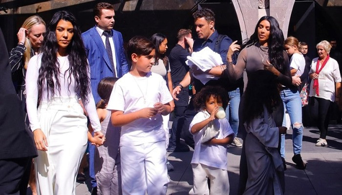 Kim Kardashian et sa sœur Kourtney ont pris les prénoms de Heghiné et Gayané lors du baptême à Sainte-Etchmiadzine (Arménie)